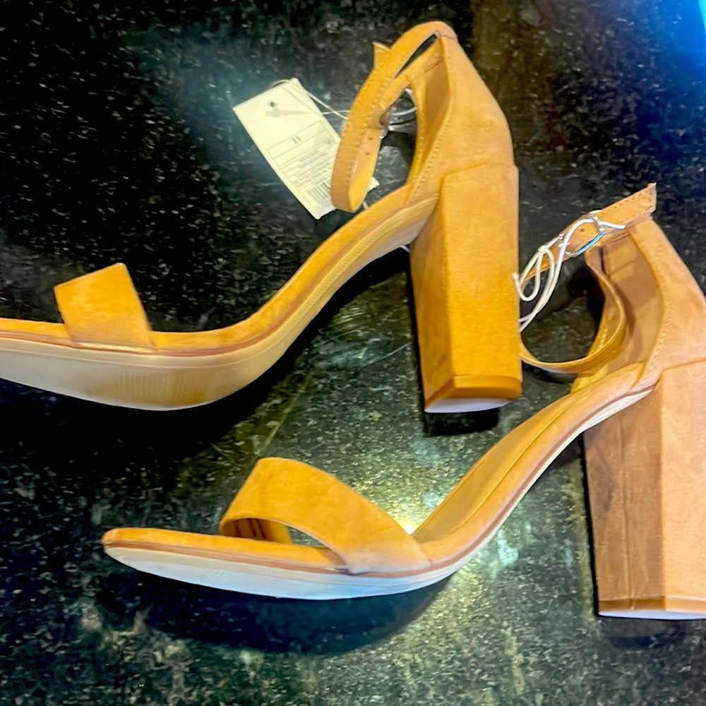 Women’s size 11 taupe - 2/29 live show $5 start